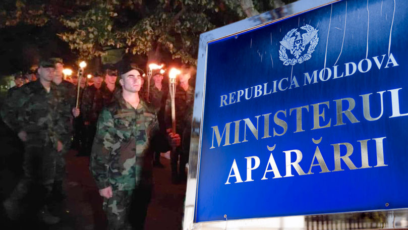 Минобороны про факельное шествие: Так военнослужащие почтили память погибших воинов. Коллаж: Point.md