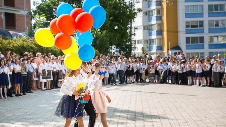 Ultimul sunet de clopoțel răsună în toate școlile din Moldova