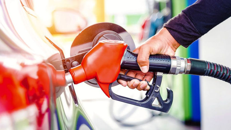 Carburanții, un pic mai ieftini: Noile prețuri plafon afișate de ANRE