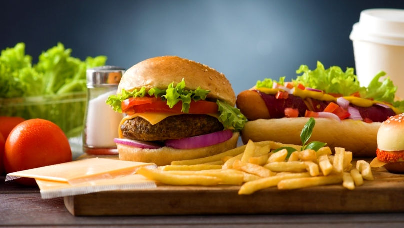 Moment șocant, filmat într-un fast-food: Un angajat scuipă în mâncare