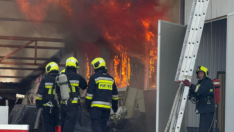 Incendiu într-un depozit de mobilă din Capitală. Pompierii au intervenit