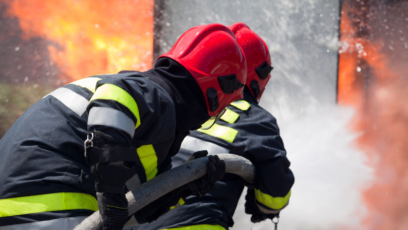 Incendiu în satul Budeneț: O clădire a fost distrusă complet de flăcări