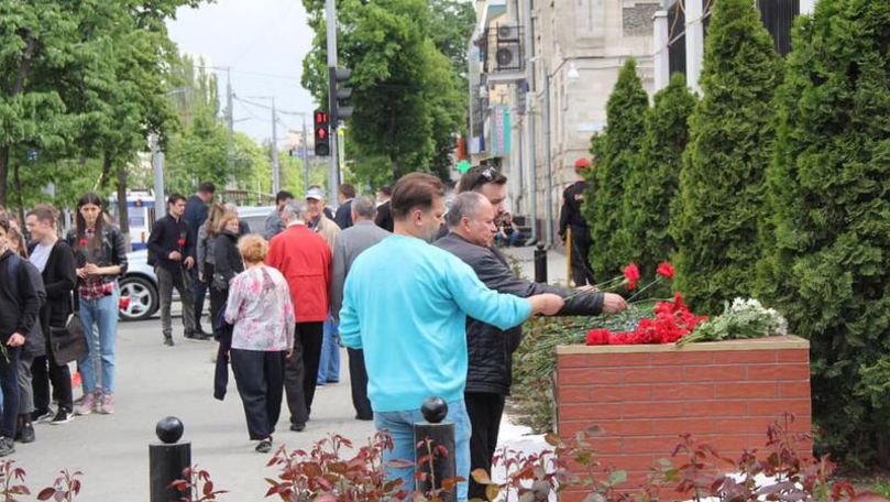Oamenii au adus flori la Ambasada Rusiei, în urma tragediei de  Moscova