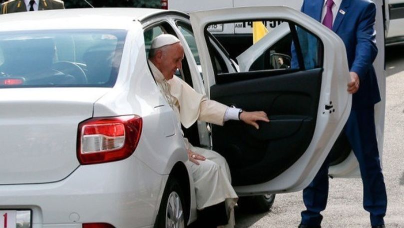 Papa Francisc a urcat pe locul din faţă, în drum spre Catedrală