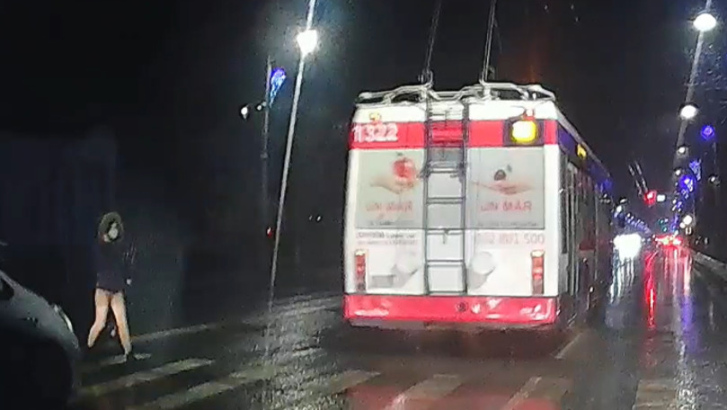 В центре Кишинева троллейбус едва не сбил девушку на пешеходном переходе.