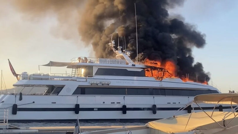 Un superiaht de lux a luat foc în portul Saint-Tropez, pe Coasta de Azur