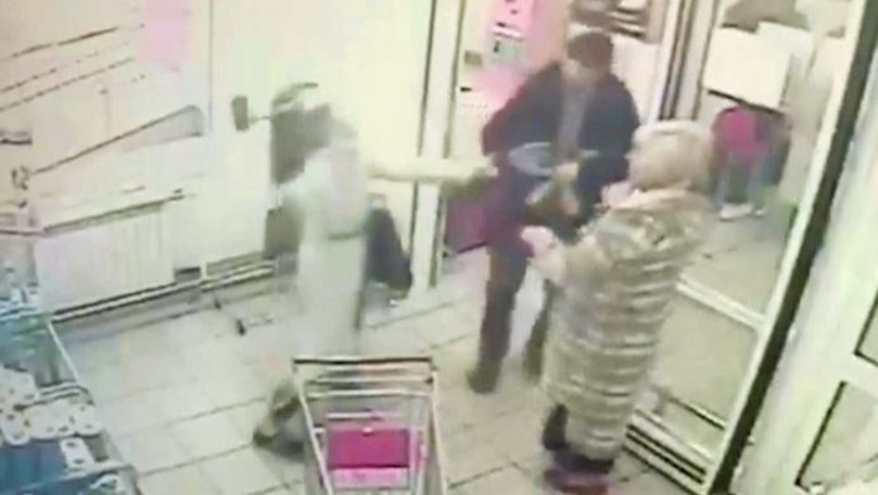 Atac cu toporul, filmat într-un magazin din Moscova: Sunt 2 răniți