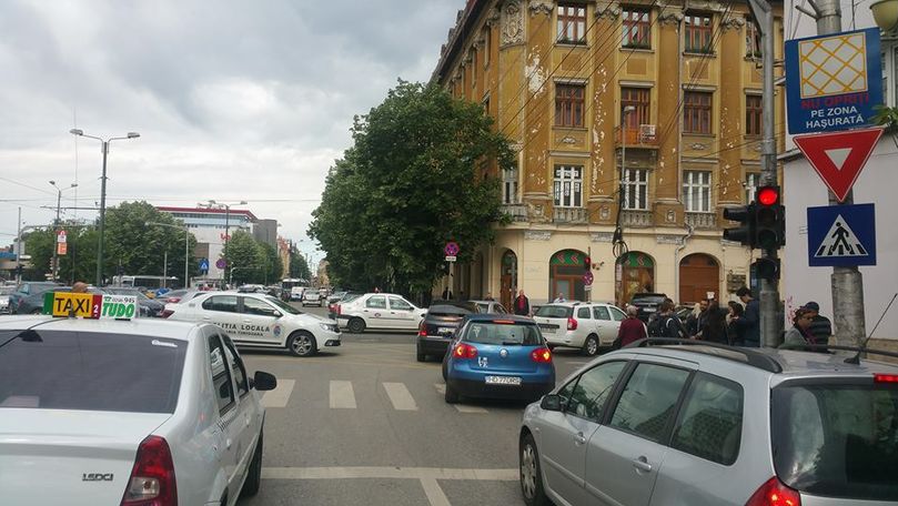 O femeie s-a dezbrăcat în pielea goală în mijlocul unei intersecții