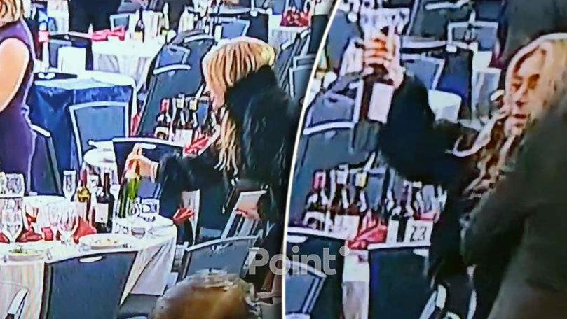 Женщина воровала вино со столов во время стрельбы на встрече Трампа с журналистами.