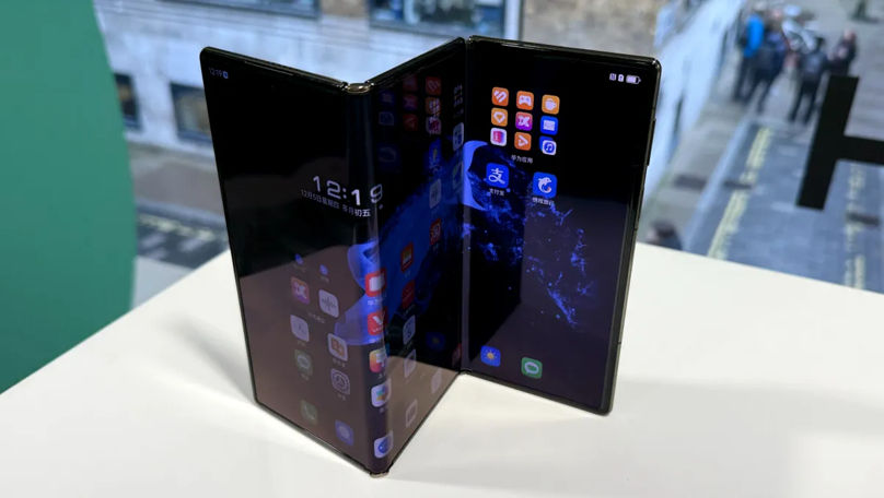 Samsung ar putea pregăti un telefon pliabil cu trei ecrane
