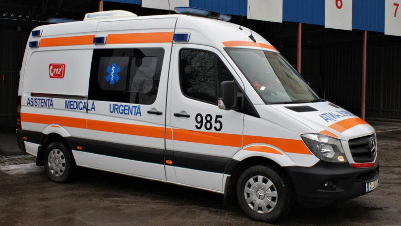 Un adolescent a ajuns la spital după ce a fost strivit de propria mașină