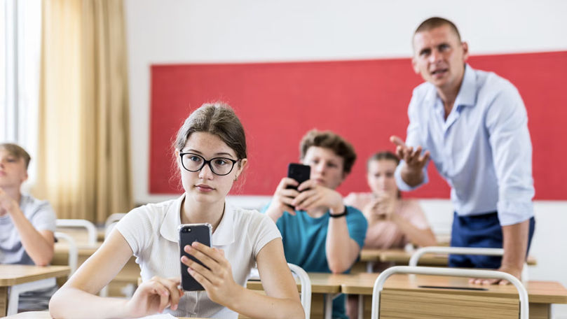 Din decembrie, telefoanele mobile vor fi interzise în toate școlile