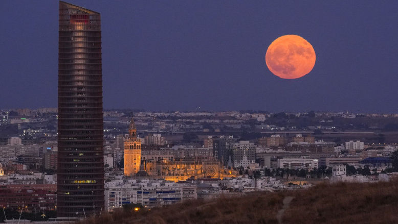Cea mai strălucitoare Lună din august va putea fi observată în weekend