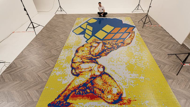 Итальянский художник создал гигантскую мозаику из кубиков Рубика.
