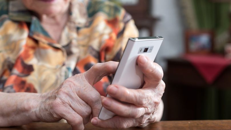 Proiect: 100 de vârstnici vor învăța cum să utilizeze telefonul mobil
