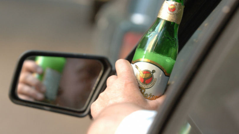 Șofer de autobuz, fotografiat în timp ce bea alcool la volan