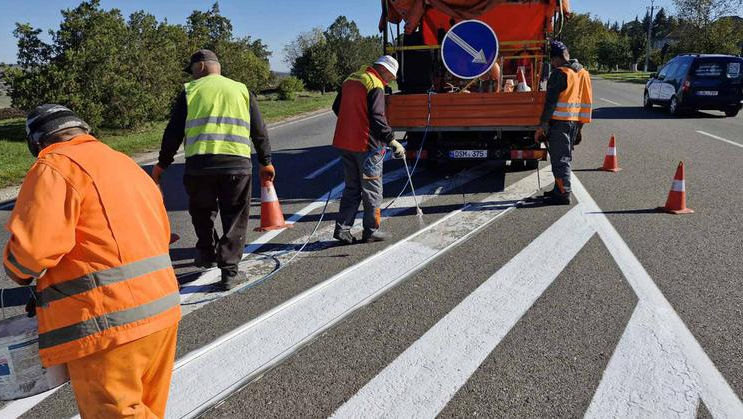 Drumarii aplică marcaje rutiere pe mai multe trasee din R. Moldova