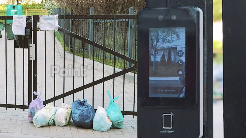 Accesul locatarilor unui bloc la tomberon, limitat prin Face ID.