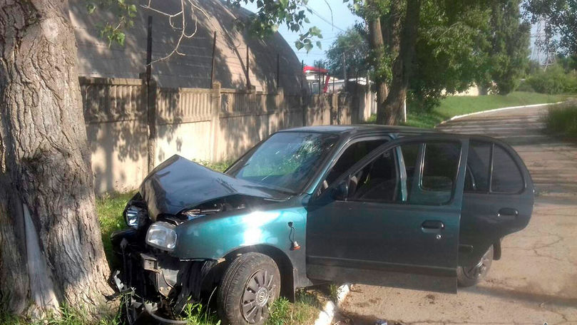 O șoferiță a intrat cu mașina într-un copac: Femeia a ajuns la spital