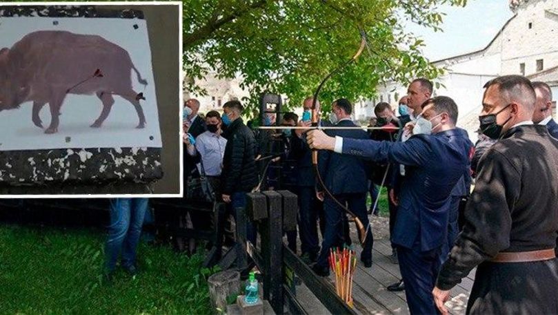 В Сети высмеяли Зеленского, пострелявшего из лука в "кабана".