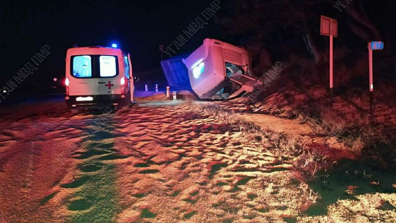 Un camion încărcat cu porumb s-a răsturnat: Șoferul ar fi adormit