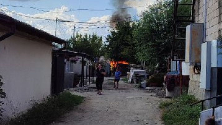 Incendiu la Strășeni: Un șopron cu lemne a luat foc