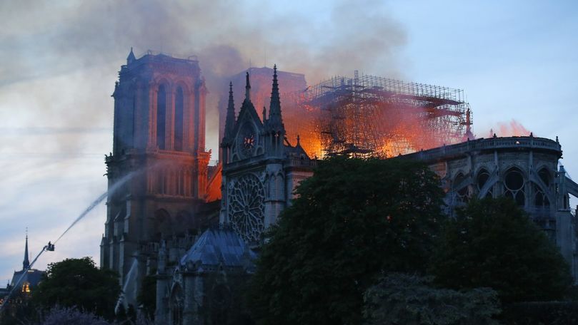 Pompieri: Incendiul de la Catedrala Notre-Dame a fost stins