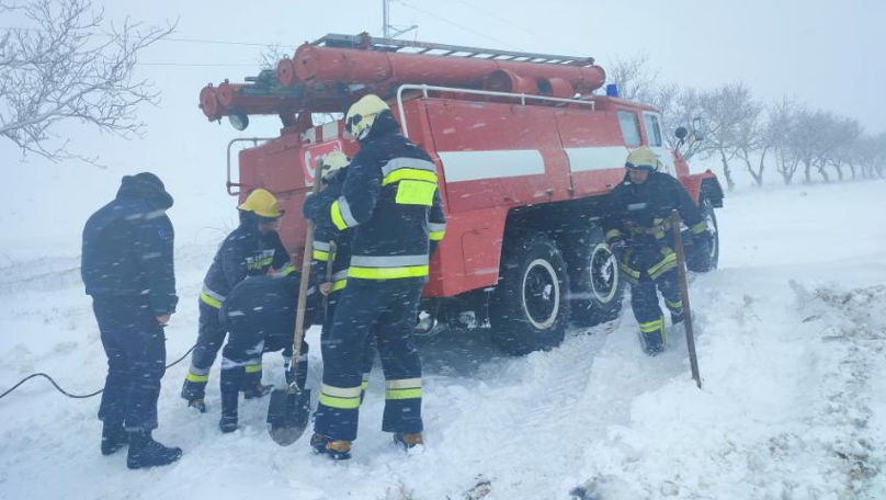 Intervenția salvatorilor: Autobuz cu copii, blocat pe un drum înzăpezit