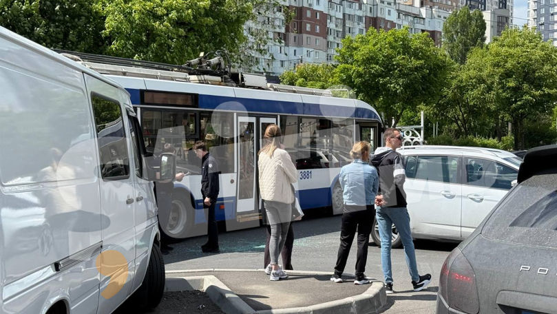 Un troleibuz și două automobile s-au ciocnit la Ciocana