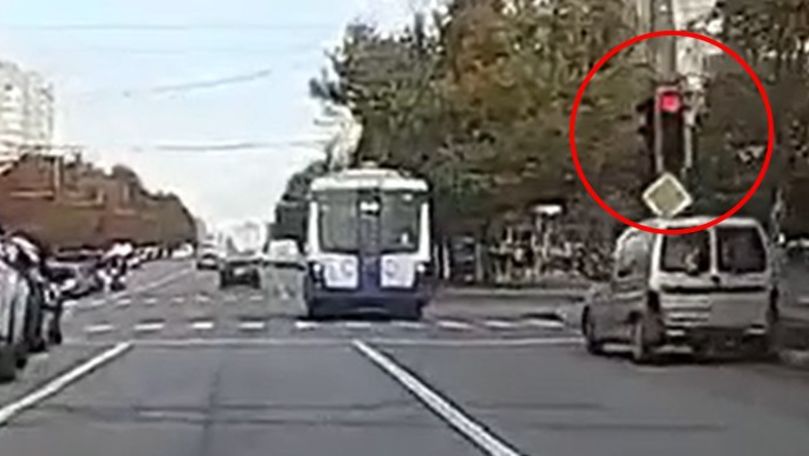 Pericol în trafic: Troleibuz, filmat cum trece pe roșu în Chișinău