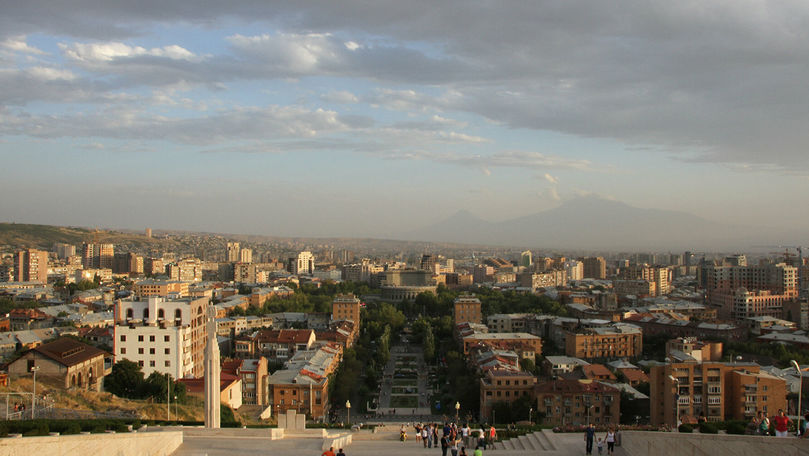Оппозиция в Армении хочет добиться отмены военного положения.