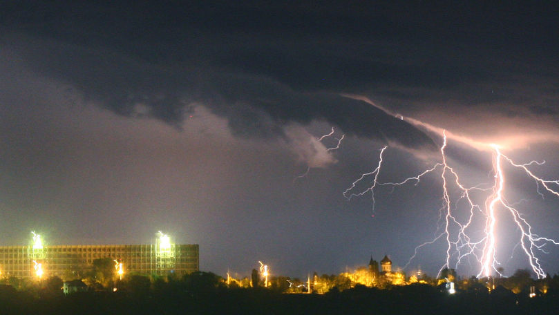 Alertă meteo: Cod Galben de ploi cu fulgere și grindină. Perioada vizată