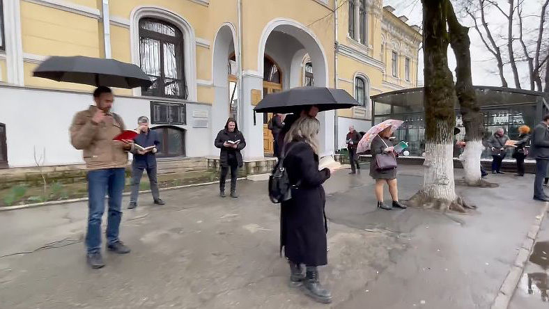 Возле Национальной библиотеки прошел флешмоб против передачи здания митрополии.