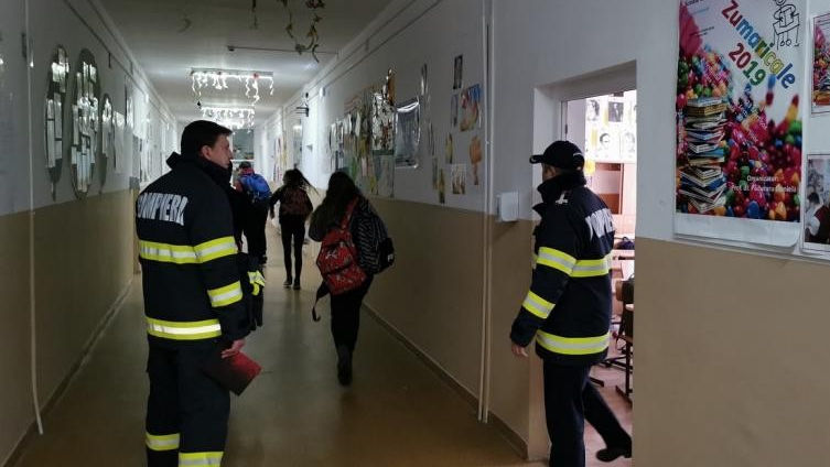 Incendiu la un liceu din municipiul Bălți: 750 de elevi au fost evacuați