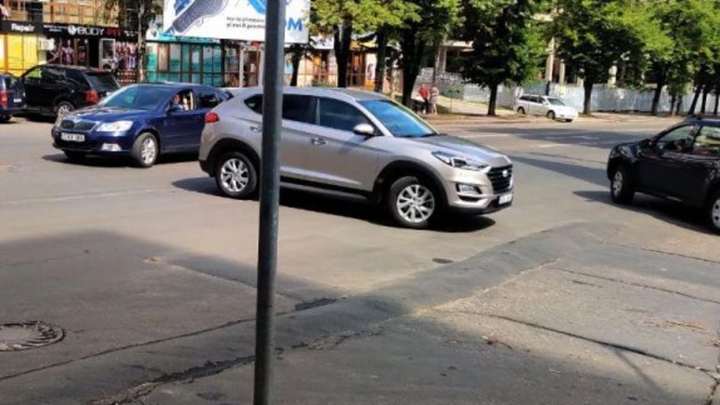 Limitator de viteză construit din asfalt. Responsabili: Este ilegal