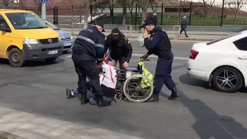 Bărbat în cărucior, salvat de polițiști de la tragedie