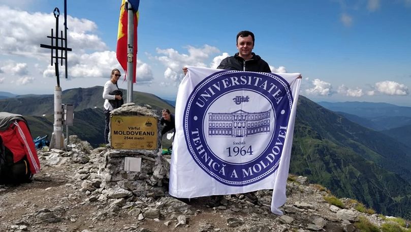 Un profesor a arborat drapelul UTM pe un vârf muntos din România