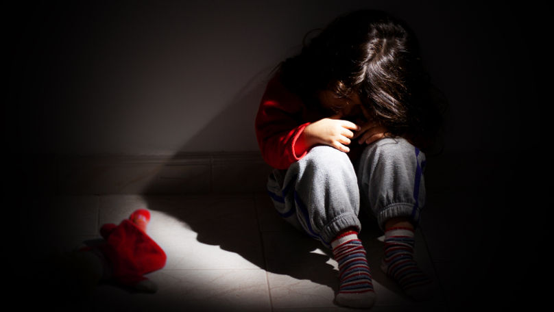 O fetiță de 8 ani ar fi fost agresată sexual de tatăl său vitreg