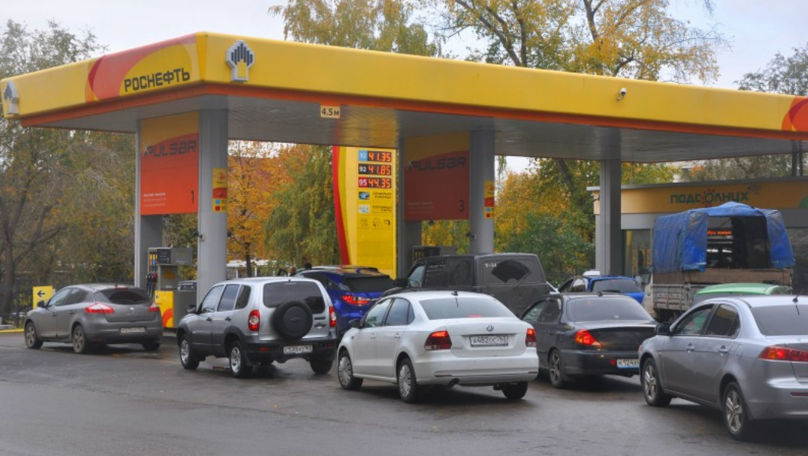Cozi la benzinării în Rusia: De ce a apărut criza de carburanți