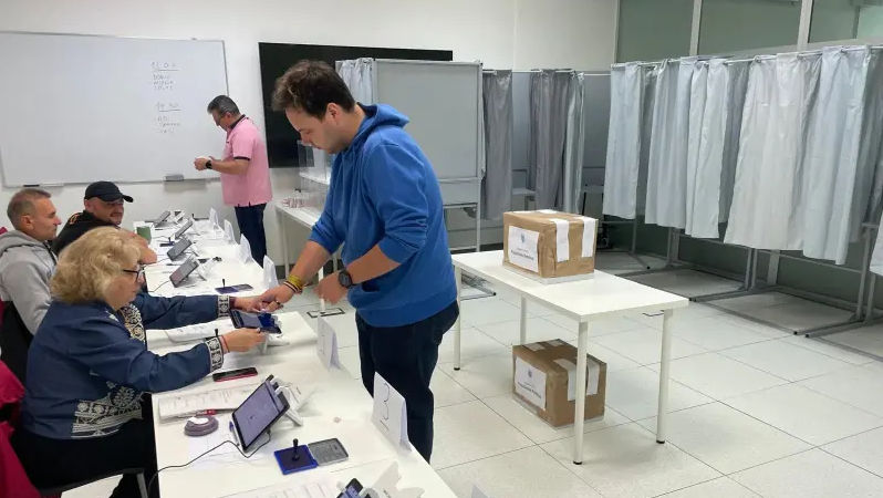 Și-au tăiat pașapoartele de supărare: Reacțiile românilor după alegeri