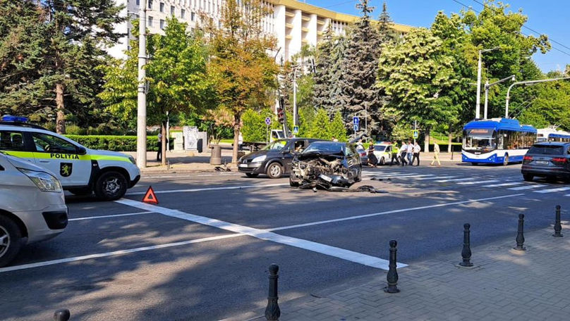 Două mașini s-au ciocnit violent lângă Parlament: O femeie, la spital