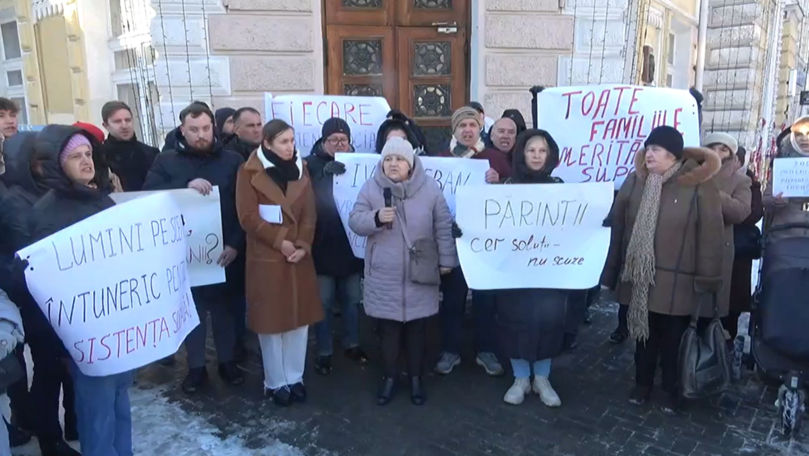 Mai mulți părinți, din nou în fața Primăriei: Ce cerințe au aceștia