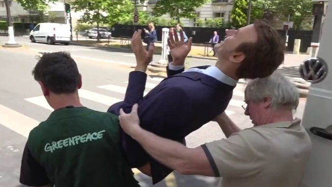 Statuia de ceară a lui Macron, furată şi depusă în faţa Ambasadei Rusiei