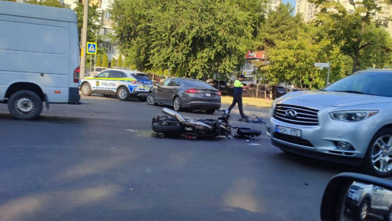 Accident matinal în Capitală: Un motociclist a ajuns la spital