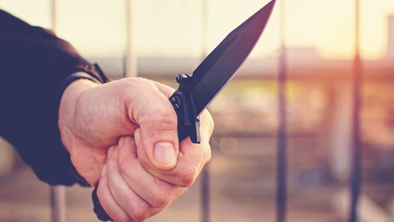 Un bărbat a amenințat cu un cuțit angajații unei farmacii de la Buiucani