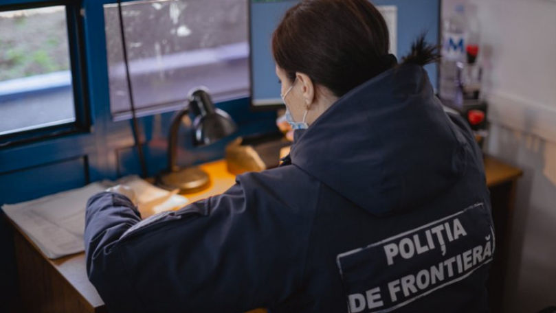 Șoferul și pasagerul unui autoturism, prinși cu acte false la frontieră