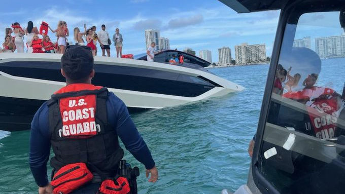 Un iaht de lux plin cu influenceri s-a scufundat lângă Miami Beach