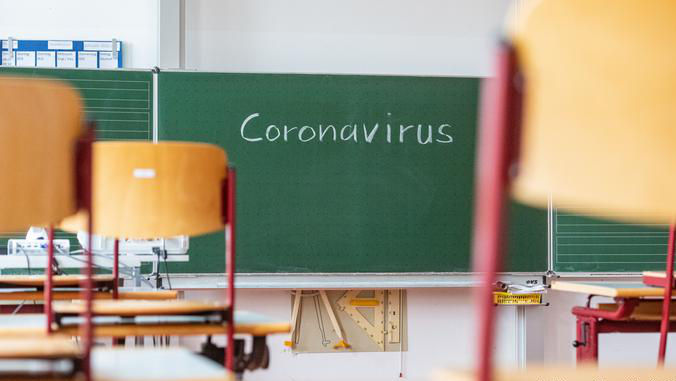 Scade numărul infectărilor cu COVID: Orele vor fi cu prezență fizică