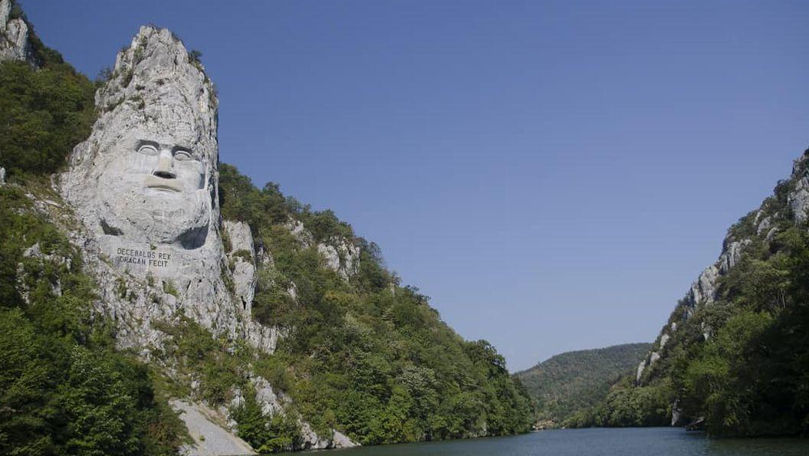 Orașul din România care are cea mai mare sculptură în piatră din Europa