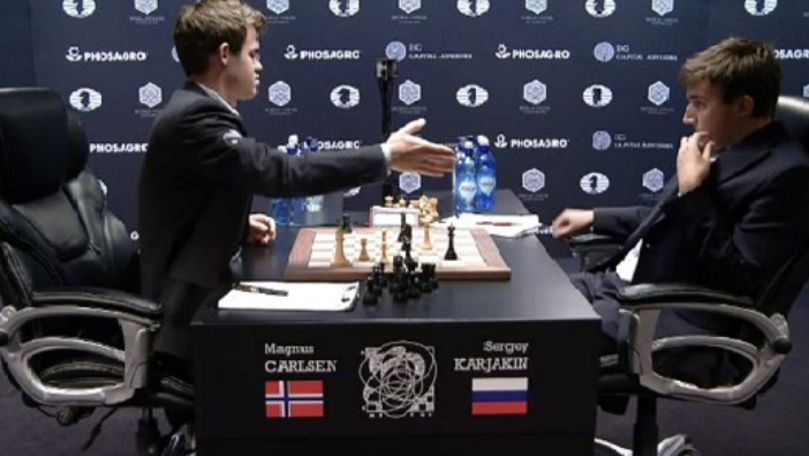Un șahist rus l-a învins pe campionul mondial Magnus Carlsen